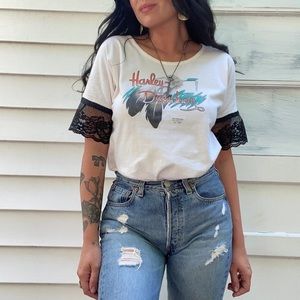 1990 DATE STAMPED 3D EMBLEM TAG AND GRAPHIC RARE HARLEY DAVIDSON TEE WITH LACE